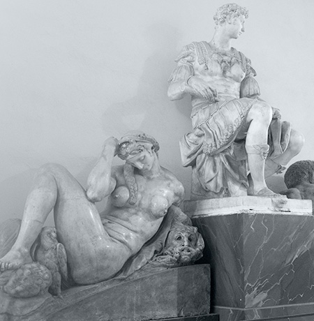 Immagine di statue in marmo presenti nei corridoi della sede di Brera dell'Acacdemia
