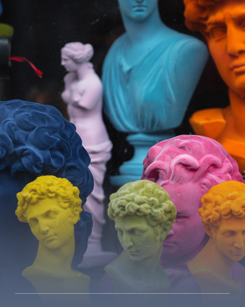 immagine di busti di statue antiche colorate