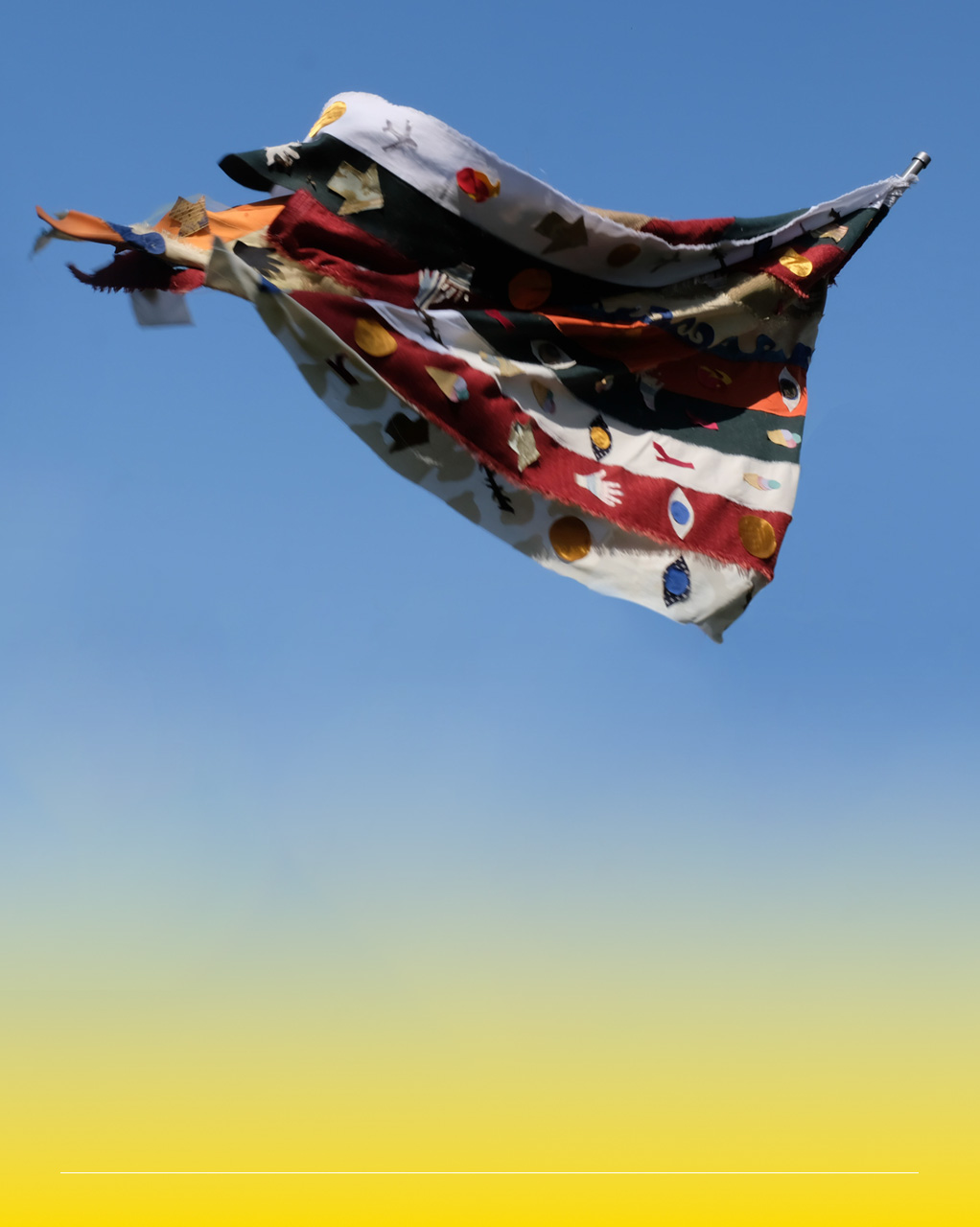 bandiera che sventola nel cielo blu