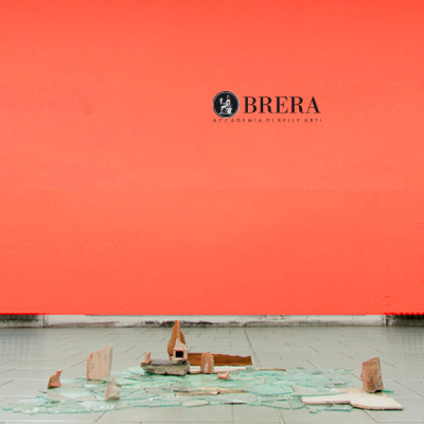Immagine di un'opera d'arte posata a terra con un vetro infranto