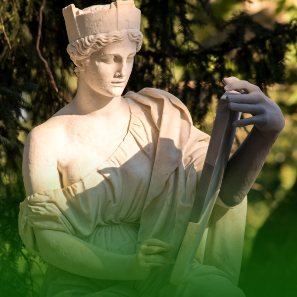 Fotografia di una statua di donna con la corona 