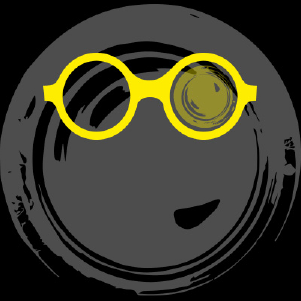 Immagine con una montatura di occhiali gialla nel quale in una delle lenti si vede un obiettivo fotografico