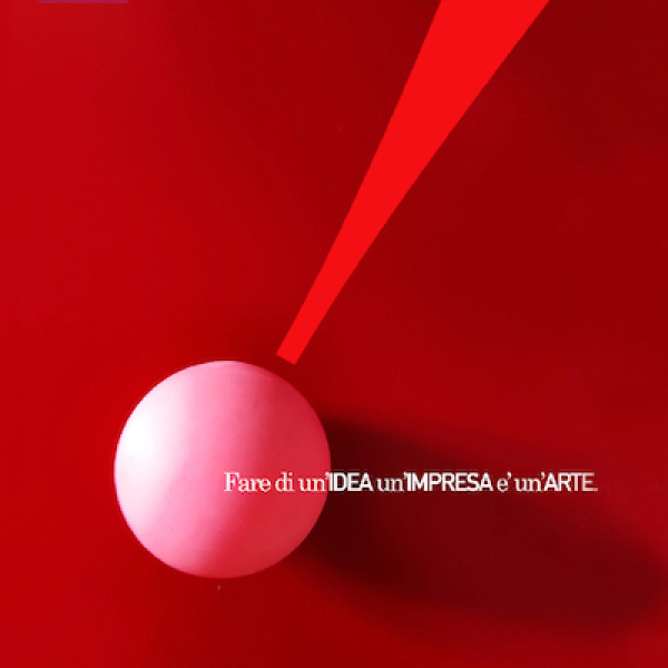 Immagine astratta rossa con una sfera illuminata