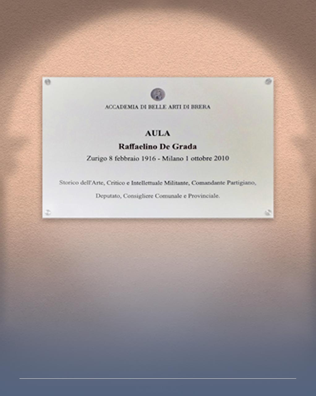 Immagine di una targa commemorativa dedicata a Raffaelino De Grada