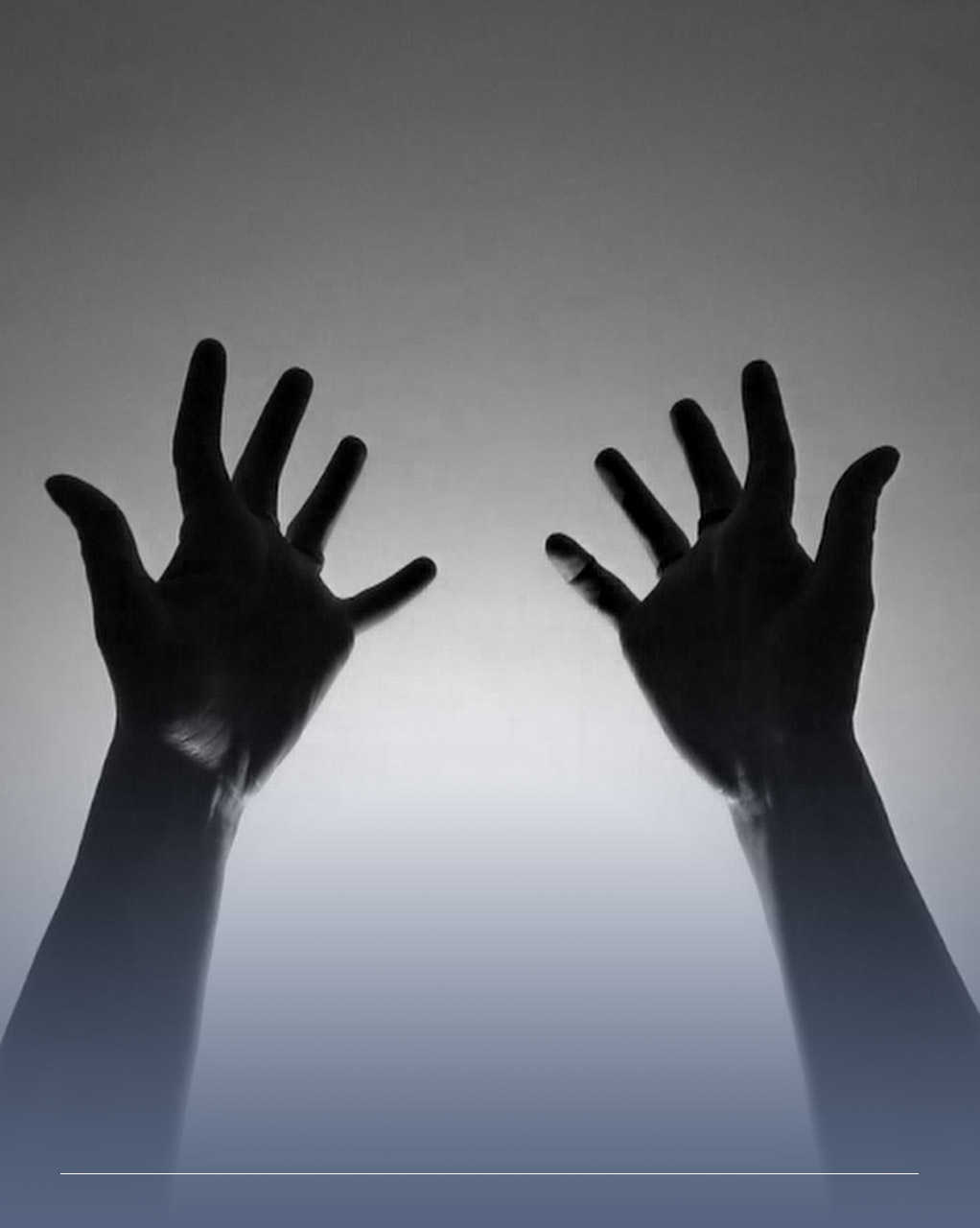 fotografia di due mani protese in avanti nell'ombra