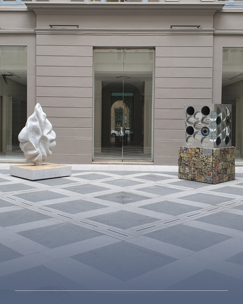 Due sculture all'interno di un cortile milanese