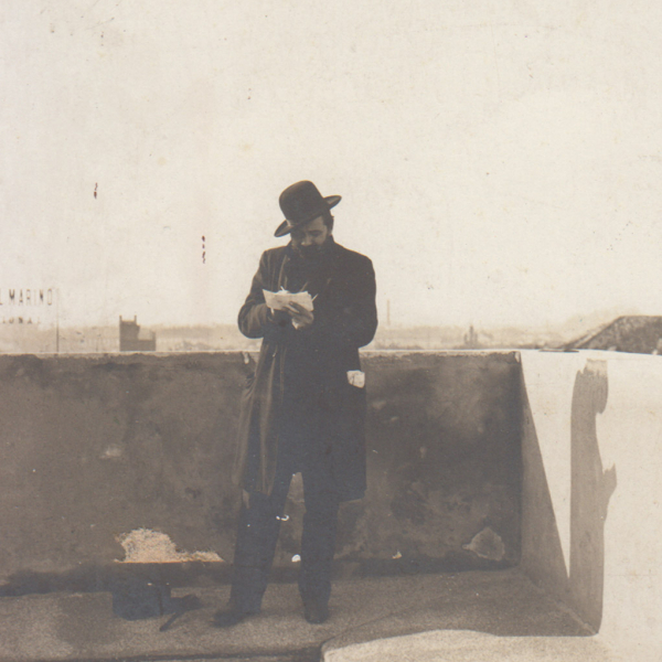 Foto storica di Giuseppe Mentessi che disegna su un balcone